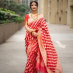 Pooja Banerjee Instagram - #Dhanteras with @kankatala_ and @malabargoldanddiamonds Blouse by @blousehousebymahithaprasad Hair and Make-up by @jhanvimehta_mua_ Shot by @captis.studios.fashion Styled by- @thedotdiary #PoojaBanerjee #BlueMermaid #KanjeevaramSaree #RedSilkSaree #MalabarGold #templejwellery #SouthIndianSaree #southsilk #Kankatala #sareeindia #MomToBe Mumbai