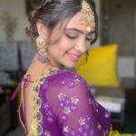 Pooja Banerjee Instagram - #NoFilterNeeded when @jhanvimehta_mua_ does make up and hair styling for me… #KarwaChauthMehendiLook. Outfit by- @shreeaaryaofficial styled by- @thedotdiary Jwellery by- @koharbykanika #PoojaBanerjee #KarwaChauth #blueMermaid #PurpleisMyNewFavColor Mumbai, Maharashtra