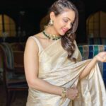 Pooja Banerjee Instagram - A little late to post… #HappyVishu #PoojaBanerjii #SareeLoveisForeverLove #SareeGirl #Forevesareeperson #Kanjeevaram saree by @houseofvardha