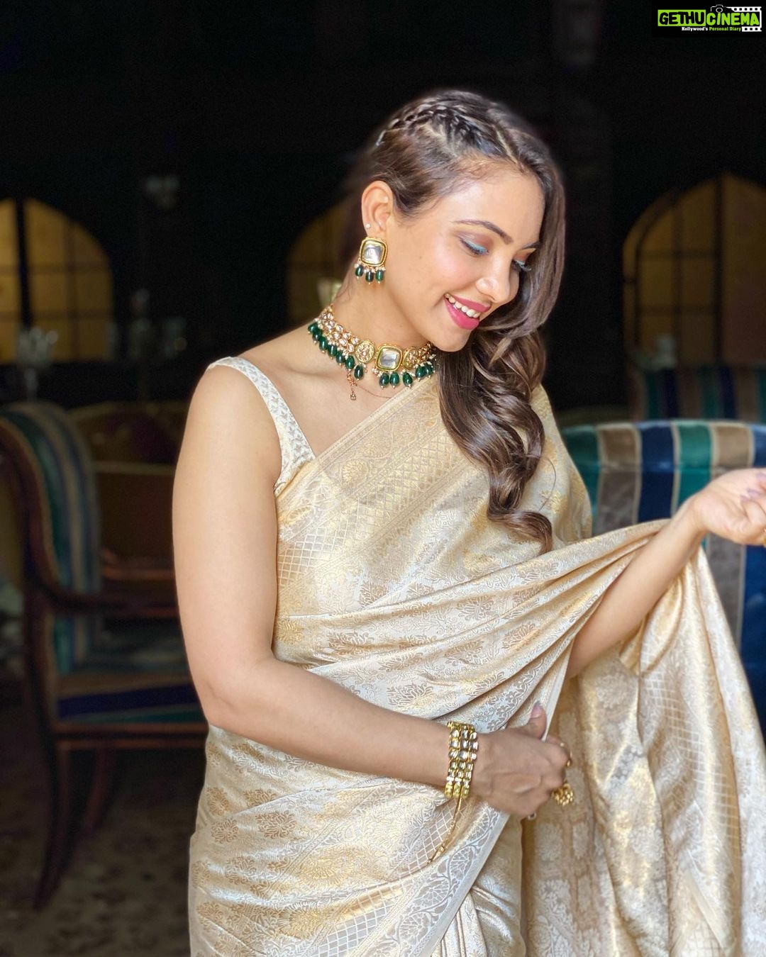 Pooja Banerjee Instagram - A little late to post… #HappyVishu #PoojaBanerjii #SareeLoveisForeverLove #SareeGirl #Forevesareeperson #Kanjeevaram saree by @houseofvardha