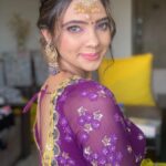 Pooja Banerjee Instagram - #NoFilterNeeded when @jhanvimehta_mua_ does make up and hair styling for me… #KarwaChauthMehendiLook. Outfit by- @shreeaaryaofficial styled by- @thedotdiary Jwellery by- @koharbykanika #PoojaBanerjee #KarwaChauth #blueMermaid #PurpleisMyNewFavColor Mumbai, Maharashtra