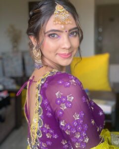 Pooja Banerjee Instagram - #NoFilterNeeded when @jhanvimehta_mua_ does make up and hair styling for me… #KarwaChauthMehendiLook.  Outfit by- @shreeaaryaofficial styled by- @thedotdiary Jwellery by- @koharbykanika  #PoojaBanerjee #KarwaChauth #blueMermaid #PurpleisMyNewFavColor