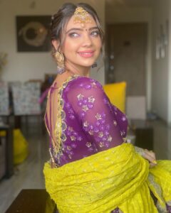 Pooja Banerjee Instagram - #NoFilterNeeded when @jhanvimehta_mua_ does make up and hair styling for me… #KarwaChauthMehendiLook.  Outfit by- @shreeaaryaofficial styled by- @thedotdiary Jwellery by- @koharbykanika  #PoojaBanerjee #KarwaChauth #blueMermaid #PurpleisMyNewFavColor