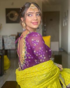 Pooja Banerjee Instagram - #NoFilterNeeded when @jhanvimehta_mua_ does make up and hair styling for me… #KarwaChauthMehendiLook.  Outfit by- @shreeaaryaofficial styled by- @thedotdiary Jwellery by- @koharbykanika  #PoojaBanerjee #KarwaChauth #blueMermaid #PurpleisMyNewFavColor
