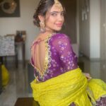 Pooja Banerjee Instagram - #NoFilterNeeded when @jhanvimehta_mua_ does make up and hair styling for me… #KarwaChauthMehendiLook. Outfit by- @shreeaaryaofficial styled by- @thedotdiary Jwellery by- @koharbykanika #PoojaBanerjee #KarwaChauth #blueMermaid #PurpleisMyNewFavColor Mumbai, Maharashtra