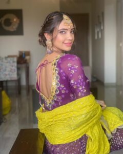 Pooja Banerjee Instagram - #NoFilterNeeded when @jhanvimehta_mua_ does make up and hair styling for me… #KarwaChauthMehendiLook.  Outfit by- @shreeaaryaofficial styled by- @thedotdiary Jwellery by- @koharbykanika  #PoojaBanerjee #KarwaChauth #blueMermaid #PurpleisMyNewFavColor