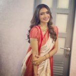 Pooja Banerjee Instagram - #AshcheBochorAbarHobey #JoyMaDurga #ShubhoBijoya saree by @devatithi Killick Nixon Studios, Chandiwali