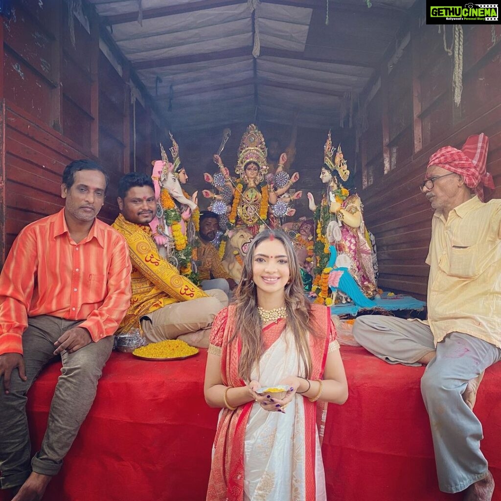 Pooja Banerjee Instagram - #AshcheBochorAbarHobey #JoyMaDurga #ShubhoBijoya saree by @devatithi Killick Nixon Studios, Chandiwali