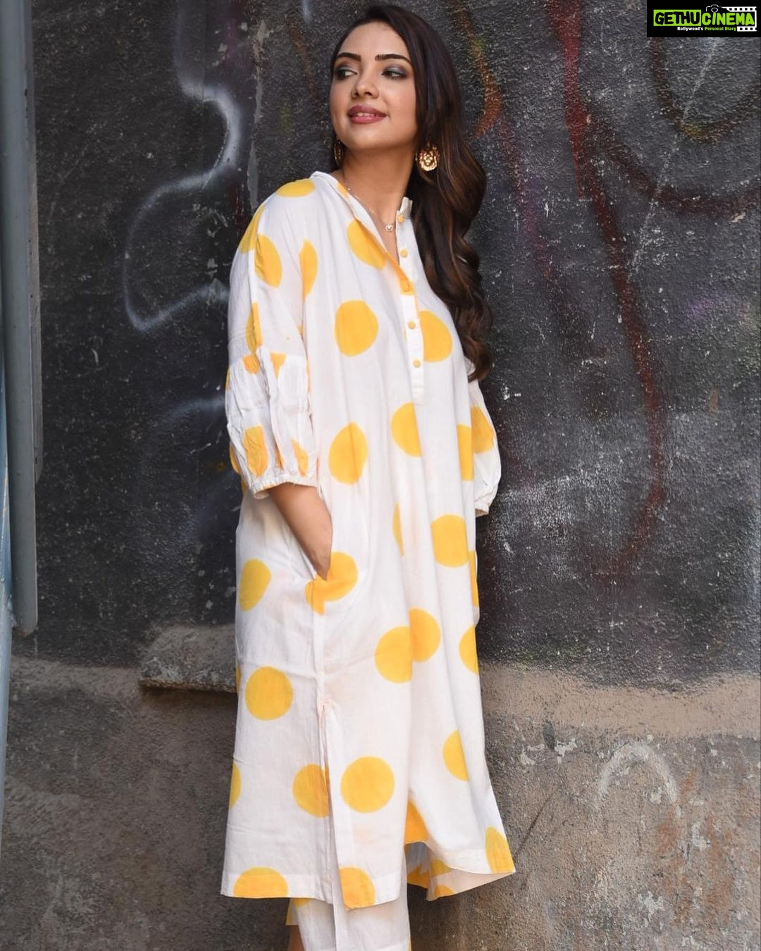 Pooja Banerjee Instagram - Hello Summer!!!! Outfit by @between_m_e styled by @nidhikurda #PoojaBanerjii #Summers #YellowMellow perfect hair colour by @jeanclaudeolivierindia