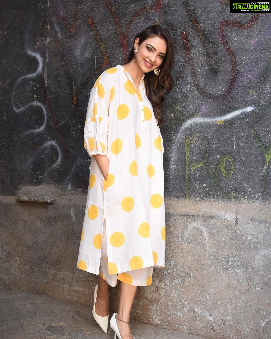 Pooja Banerjee Instagram - Hello Summer!!!! Outfit by @between_m_e styled by @nidhikurda #PoojaBanerjii #Summers #YellowMellow perfect hair colour by @jeanclaudeolivierindia