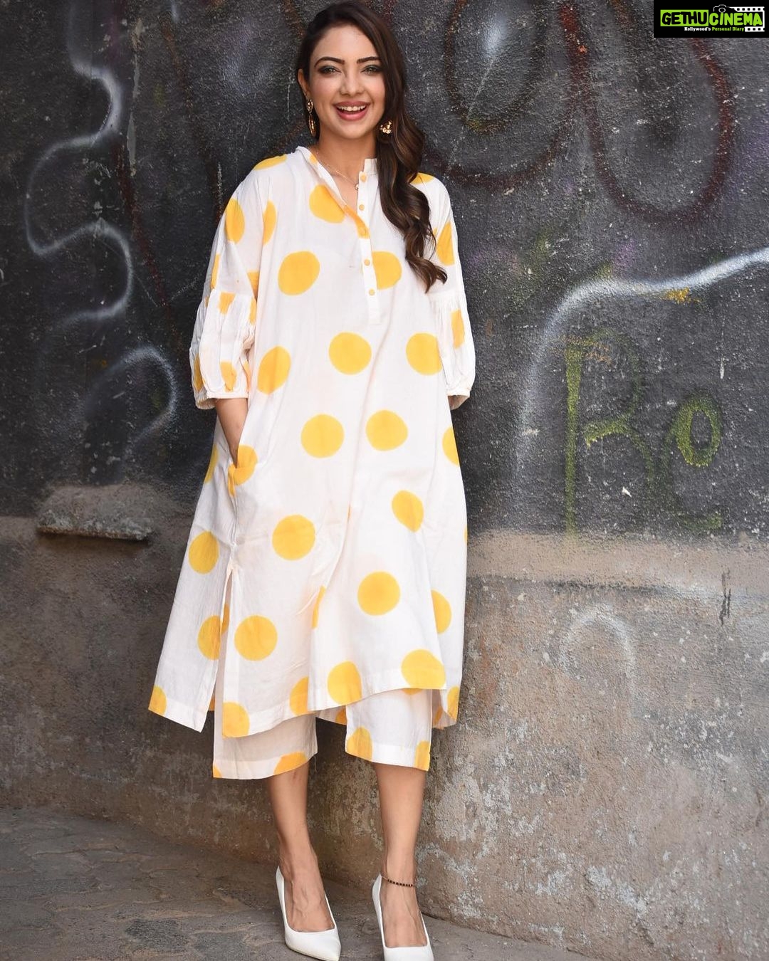 Pooja Banerjee Instagram - Hello Summer!!!! Outfit by @between_m_e styled by @nidhikurda #PoojaBanerjii #Summers #YellowMellow perfect hair colour by @jeanclaudeolivierindia