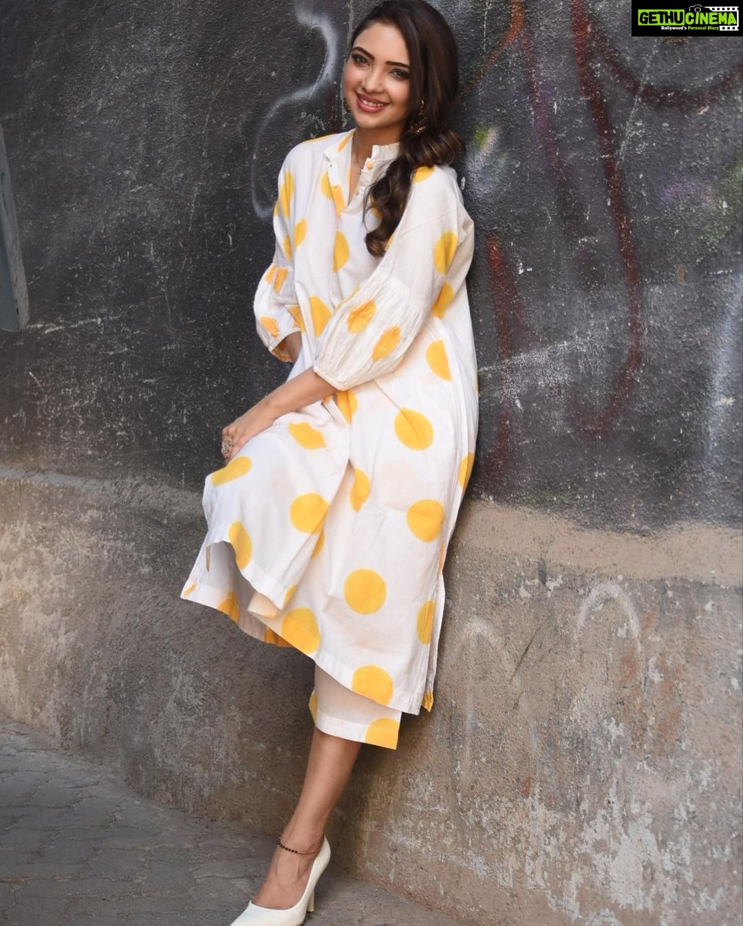 Pooja Banerjee Instagram - Hello Summer!!!! Outfit by @between_m_e styled by @nidhikurda #PoojaBanerjii #Summers #YellowMellow perfect hair colour by @jeanclaudeolivierindia