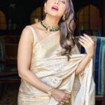 Pooja Banerjee Instagram - A little late to post… #HappyVishu #PoojaBanerjii #SareeLoveisForeverLove #SareeGirl #Forevesareeperson #Kanjeevaram saree by @houseofvardha
