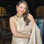 Pooja Banerjee Instagram - A little late to post… #HappyVishu #PoojaBanerjii #SareeLoveisForeverLove #SareeGirl #Forevesareeperson #Kanjeevaram saree by @houseofvardha