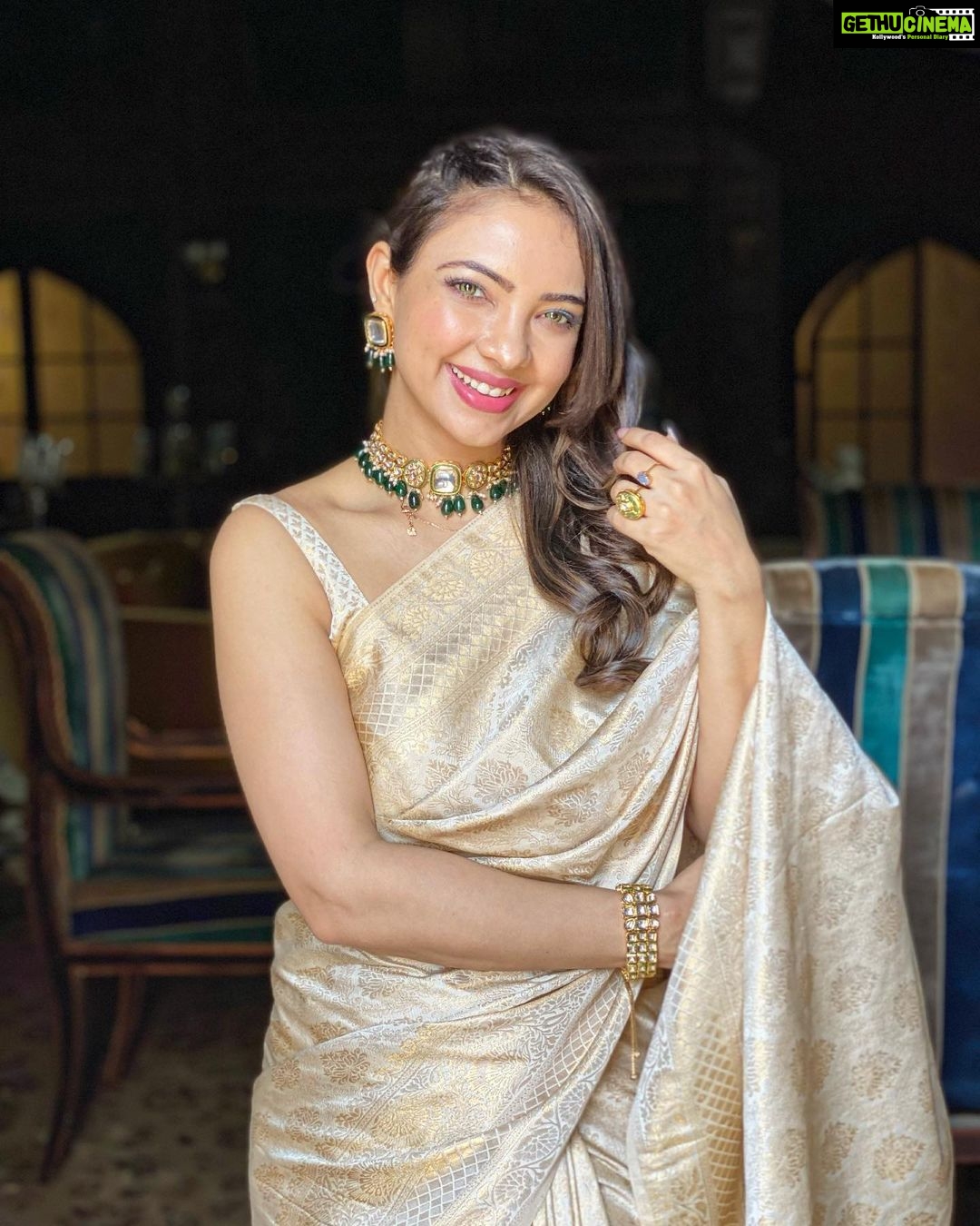 Pooja Banerjee Instagram - A little late to post… #HappyVishu #PoojaBanerjii #SareeLoveisForeverLove #SareeGirl #Forevesareeperson #Kanjeevaram saree by @houseofvardha