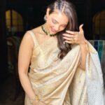 Pooja Banerjee Instagram - A little late to post… #HappyVishu #PoojaBanerjii #SareeLoveisForeverLove #SareeGirl #Forevesareeperson #Kanjeevaram saree by @houseofvardha