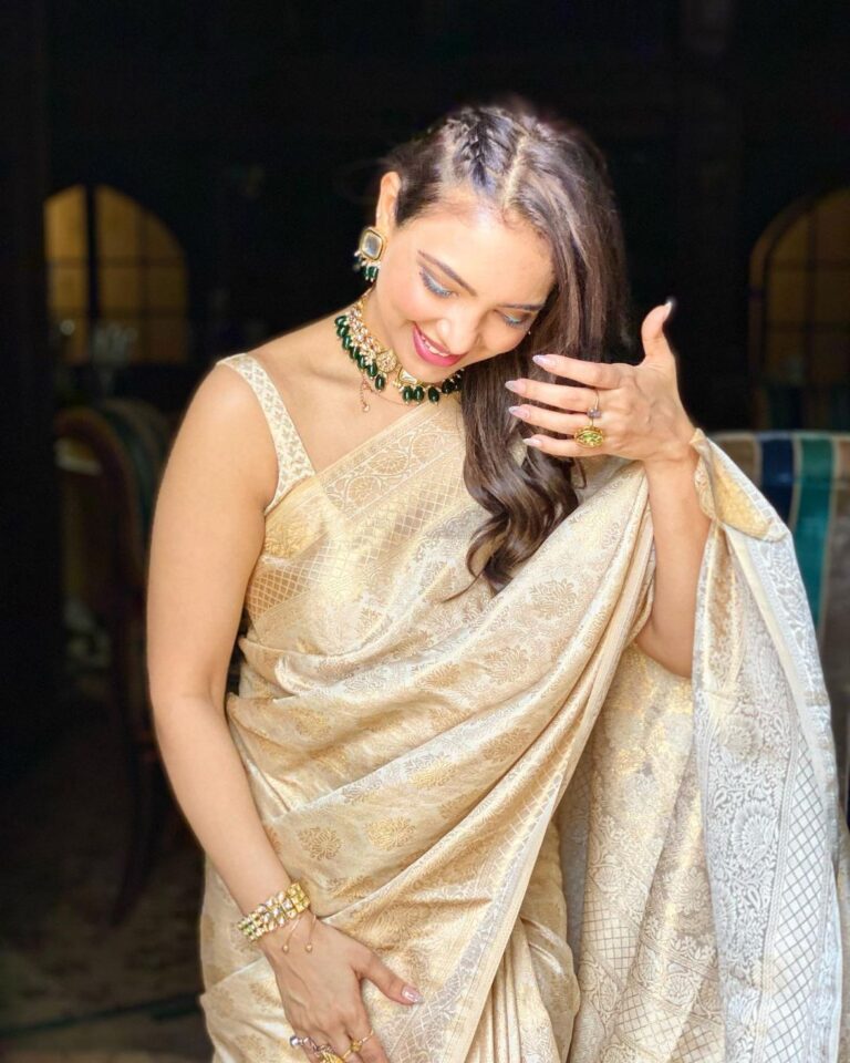 Pooja Banerjee Instagram - A little late to post… #HappyVishu #PoojaBanerjii #SareeLoveisForeverLove #SareeGirl #Forevesareeperson #Kanjeevaram saree by @houseofvardha