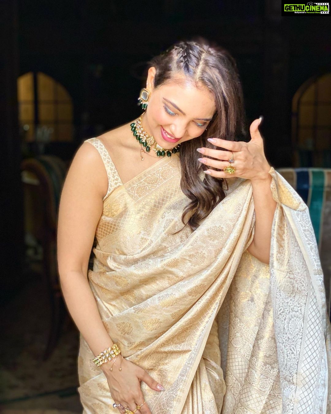 Pooja Banerjee Instagram - A little late to post… #HappyVishu #PoojaBanerjii #SareeLoveisForeverLove #SareeGirl #Forevesareeperson #Kanjeevaram saree by @houseofvardha