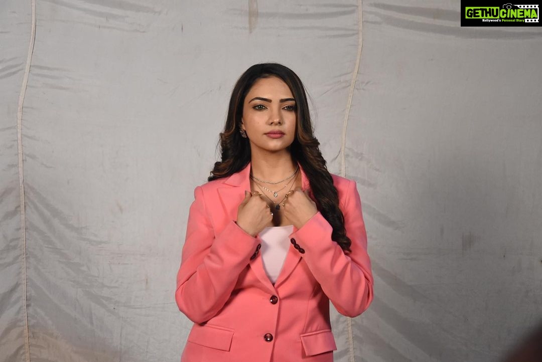 Pooja Banerjee Instagram - Good morning from #PihuSavageKapoor #PihuKapoor #badeacchelagtehain2 #balh2 #bts #shootlife #behindthecamera @sonytvofficial @muktadhond @shreya_nehal @rimzhimsain @sacorina
