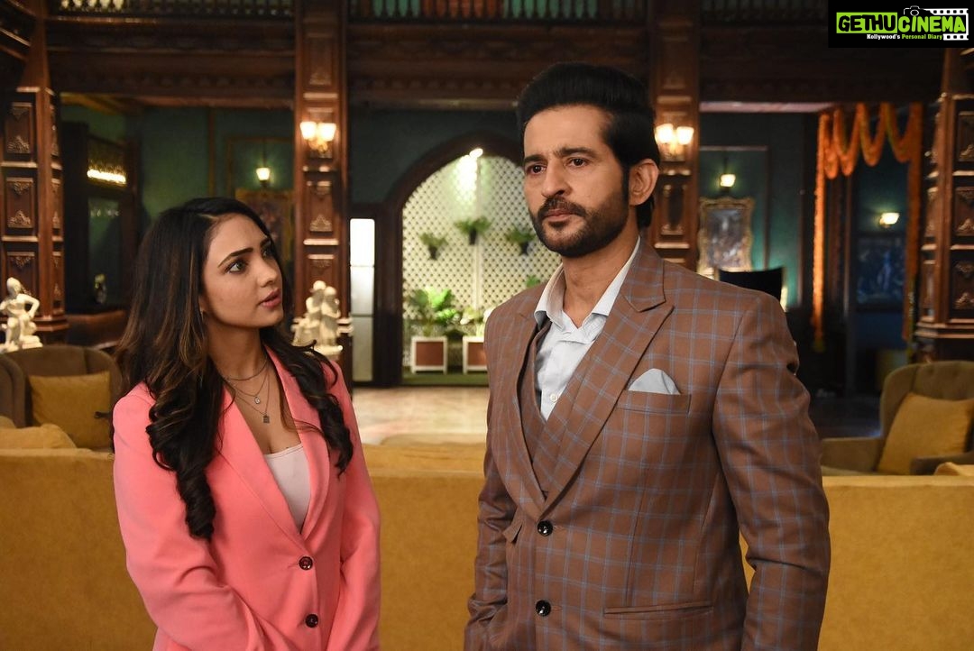 Pooja Banerjee Instagram - Good morning from #PihuSavageKapoor #PihuKapoor #badeacchelagtehain2 #balh2 #bts #shootlife #behindthecamera @sonytvofficial @muktadhond @shreya_nehal @rimzhimsain @sacorina