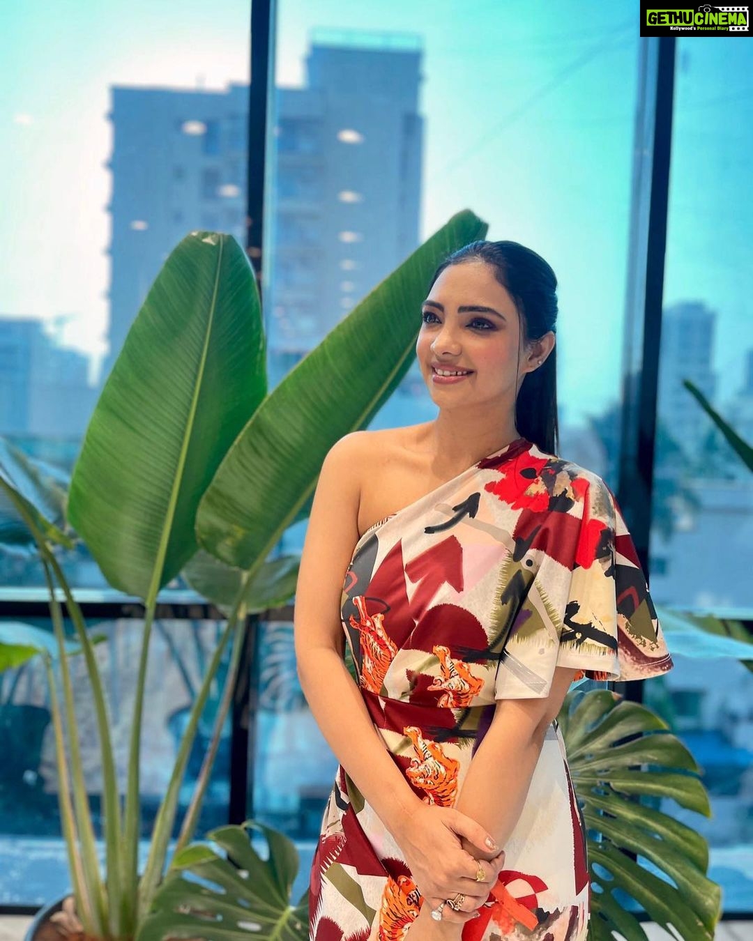 Pooja Banerjee Instagram - Every piece of you is a burst of beautiful 💫 Styled by @thedotdiary @thedottstyle Outfit by @ikichic_official Makeup by @jhanvimehta_mua_ #PoojaBanerjii #MammaOfSana #NewMom #PihuKapoor #Ootd