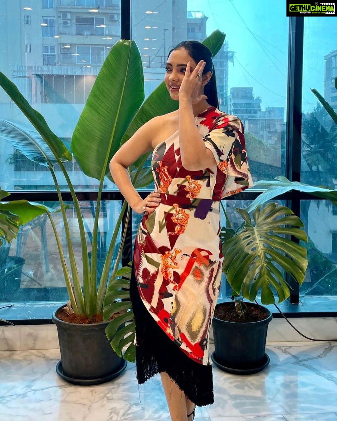Pooja Banerjee Instagram - Every piece of you is a burst of beautiful 💫 Styled by @thedotdiary @thedottstyle Outfit by @ikichic_official Makeup by @jhanvimehta_mua_ #PoojaBanerjii #MammaOfSana #NewMom #PihuKapoor #Ootd