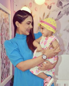 Pooja Banerjee Instagram - Being #MammaofSana & #PihuKapoor ❤️ When @sanassejwaal comes to visit me on the sets of #badeacchelagtehain2 #Bts #MakeUpRoomDiaries #MakeUpRoom #PoojaBanerjii #SanaSSejwaal #MomLife #keepingitreal #momdaughter #Daughter