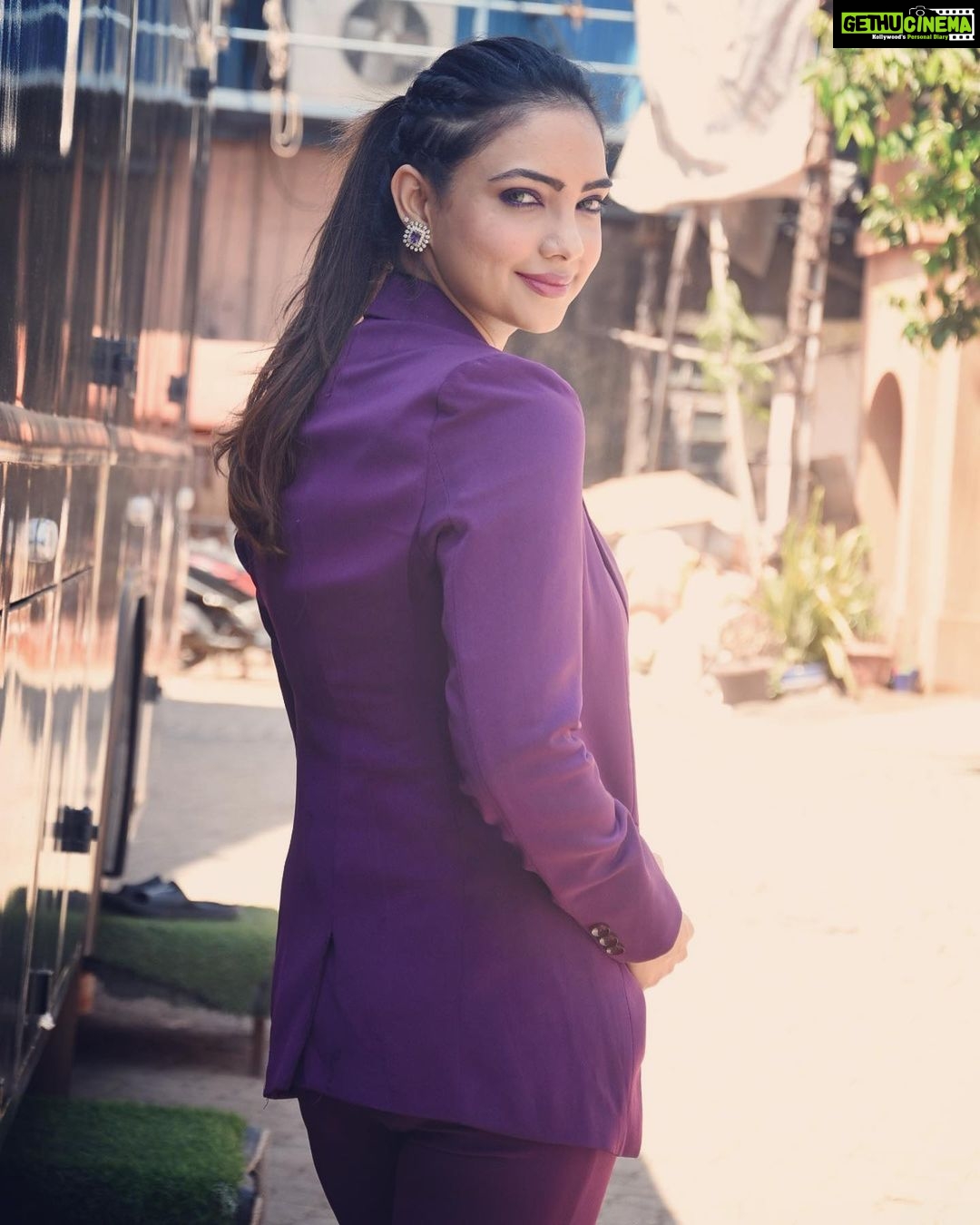 Pooja Banerjee Instagram - 💜 styled by @sacorina @muktadhond @shreya_nehal #badeacchelagtehain2 #PihuKapoor #PoojaBanerjii