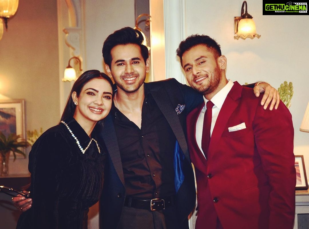 Pooja Banerjee Instagram - Make some noise for ARP…. #BadeAcheLagteHain2 #RandeepRai #LeeneshMattoo #PoojaBanerjii #Raghav #Angad #Pihu @leenesh_mattoo @randeepraii @muktadhond @shreya_nehal @rimzhimsain Mumbai, Maharashtra