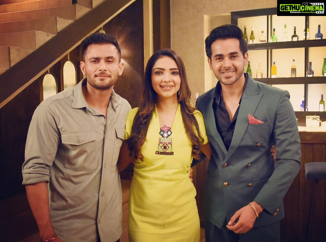 Pooja Banerjee Instagram - Make some noise for ARP…. #BadeAcheLagteHain2 #RandeepRai #LeeneshMattoo #PoojaBanerjii #Raghav #Angad #Pihu @leenesh_mattoo @randeepraii @muktadhond @shreya_nehal @rimzhimsain Mumbai, Maharashtra