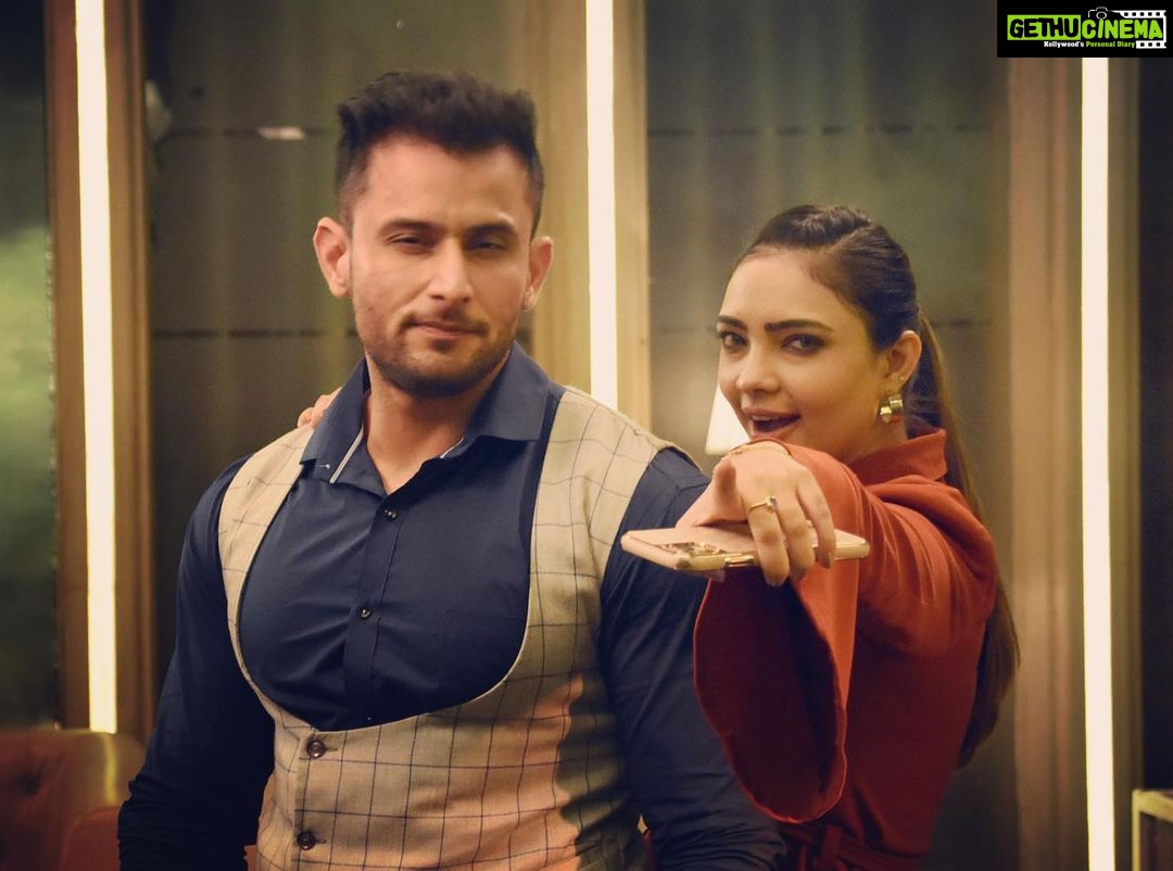 Pooja Banerjee Instagram - Make some noise for ARP…. #BadeAcheLagteHain2 #RandeepRai #LeeneshMattoo #PoojaBanerjii #Raghav #Angad #Pihu @leenesh_mattoo @randeepraii @muktadhond @shreya_nehal @rimzhimsain Mumbai, Maharashtra