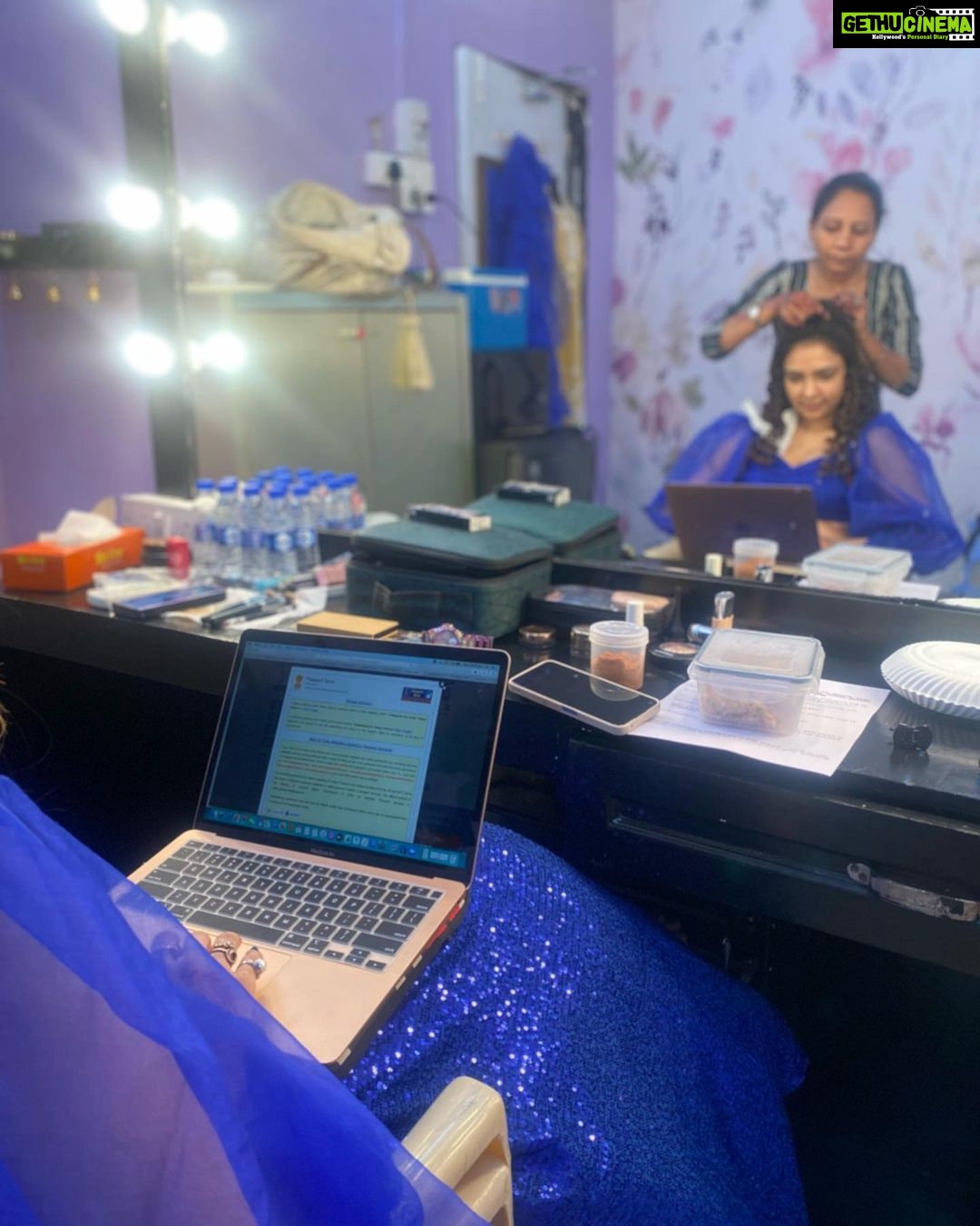 Pooja Banerjee Instagram - When you have to be #PihuKapoor and have March end coming closer as well.. my fellow Chartered Accountant friends will relate to this #WorkMode #Deadlines #PoojaBanerjii #KeepingItReal