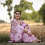 Prabh Grewal Instagram – ਸੰਗ, ਕਮਜ਼ੋਰੀ ਨੀ ਤਾਕਤ ਹੁੰਦੀ ਐ,
ਕੁੜੀ ਪੇਂਡੂ ਹੋਵੇ ਜਾਂ ਸ਼ਹਿਰੀ ਘਾਤਕ ਹੁੰਦੀ ਐ …!!🌸 ਪੰਜਾਬ پنجاب Punjab