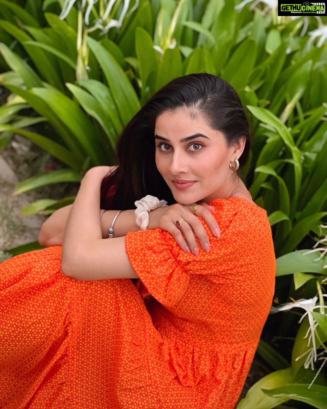 Prabh Grewal Instagram - ਚੁੱਪ ਜਿੰਦਗੀ ਤੋਂ ਲਈ ਛੁੱਟੀ ਹੁੰਦੀ ਏ...!! 🧡🍊 @faizah.in