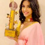 Pranali Rathod Instagram - BEST ICON FACE FEMALE 2021 Extremely overwhelmed to share my first ever award with y'all💖 This was impossible without all your love & support🌸 #grateful #akshara #yehrishtakyakehlatahai