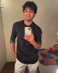 Pravisht Mishra Instagram - Birds born in a cage think flying is an illness! 

Was trying to figure out ways to hold the phone when trying to take a mirror selfie🙈