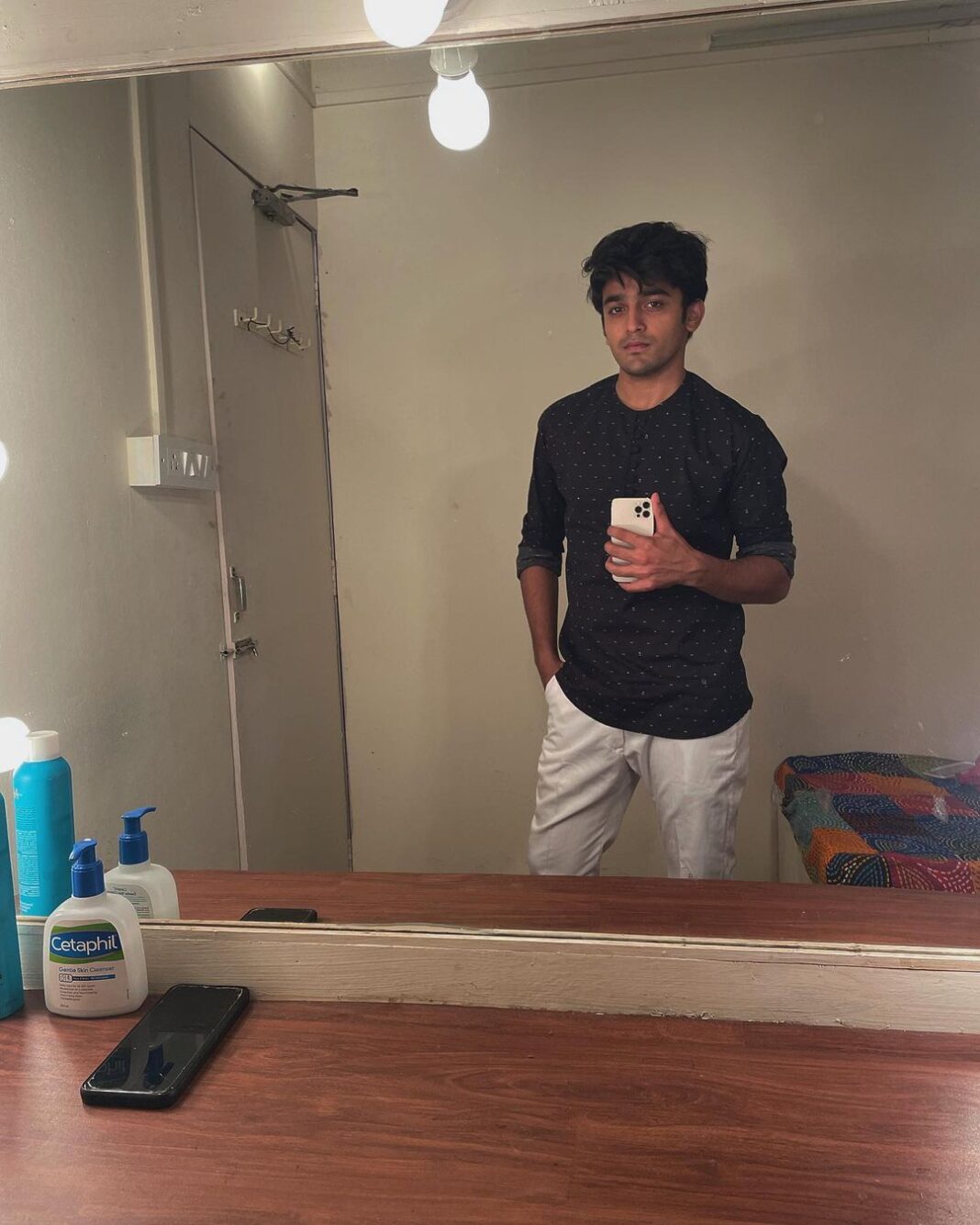 Pravisht Mishra Instagram - Birds born in a cage think flying is an illness!
Was trying to figure out ways to hold the phone when trying to take a mirror selfie🙈 Pravisht Mishra Instagram - Birds born in a cage think flying is an illness! Was trying to figure out ways to hold the phone when trying to take a mirror selfie🙈
