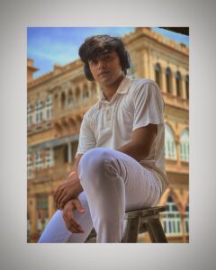 Pravisht Mishra Instagram - Music is always the remedy 🎶
📷: @mangeshk30
 & @aurrabhatnagarbadoni