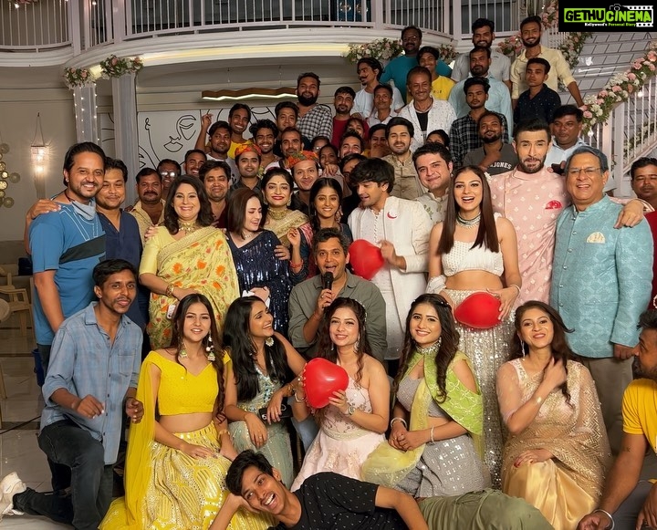 Pravisht Mishra Instagram - Congratulations 🎉 #teambannichowhomedelivery @pravisht_m @jaladhsharma @immi.nabi @chawlarajendra @parvati_sehgal @poojaa_singh_ @dopmanishsharma @neharana03 @guptainji @vishaalpuri @harshvasishth @anand2143 @manishkhattri @palakagrawal123 @aroraprity @shashisumeetproductions @manosisengupta @anushka_merchande @debalinadasofficial #bannichowhomedelivery #starplus Film City