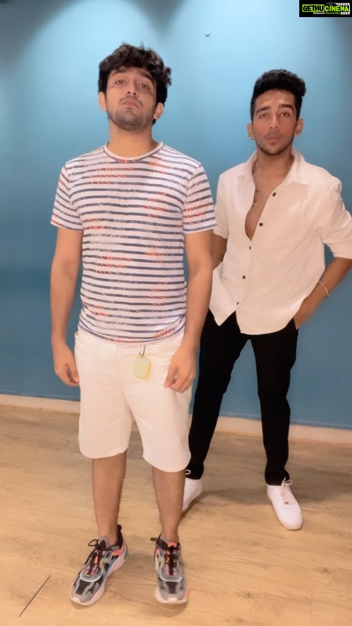 Pravisht Mishra Instagram - My money don't jiggle jiggle π΅ππ€π» Finally dancing with my bro @pravisht_m π₯ Bro u did a fab jobπΊπ» . #trends #trendingreels #raghavverma #trendsonfire