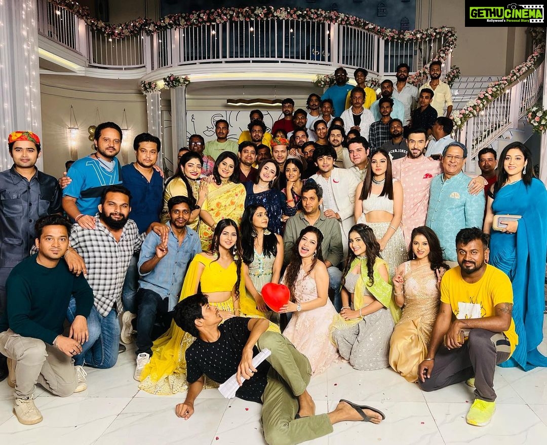 Pravisht Mishra Instagram - Congratulations 🎉 #teambannichowhomedelivery @pravisht_m @jaladhsharma @immi.nabi @chawlarajendra @parvati_sehgal @poojaa_singh_ @dopmanishsharma @neharana03 @guptainji @vishaalpuri @harshvasishth @anand2143 @manishkhattri @palakagrawal123 @aroraprity @shashisumeetproductions @manosisengupta @anushka_merchande @debalinadasofficial #bannichowhomedelivery #starplus Film City