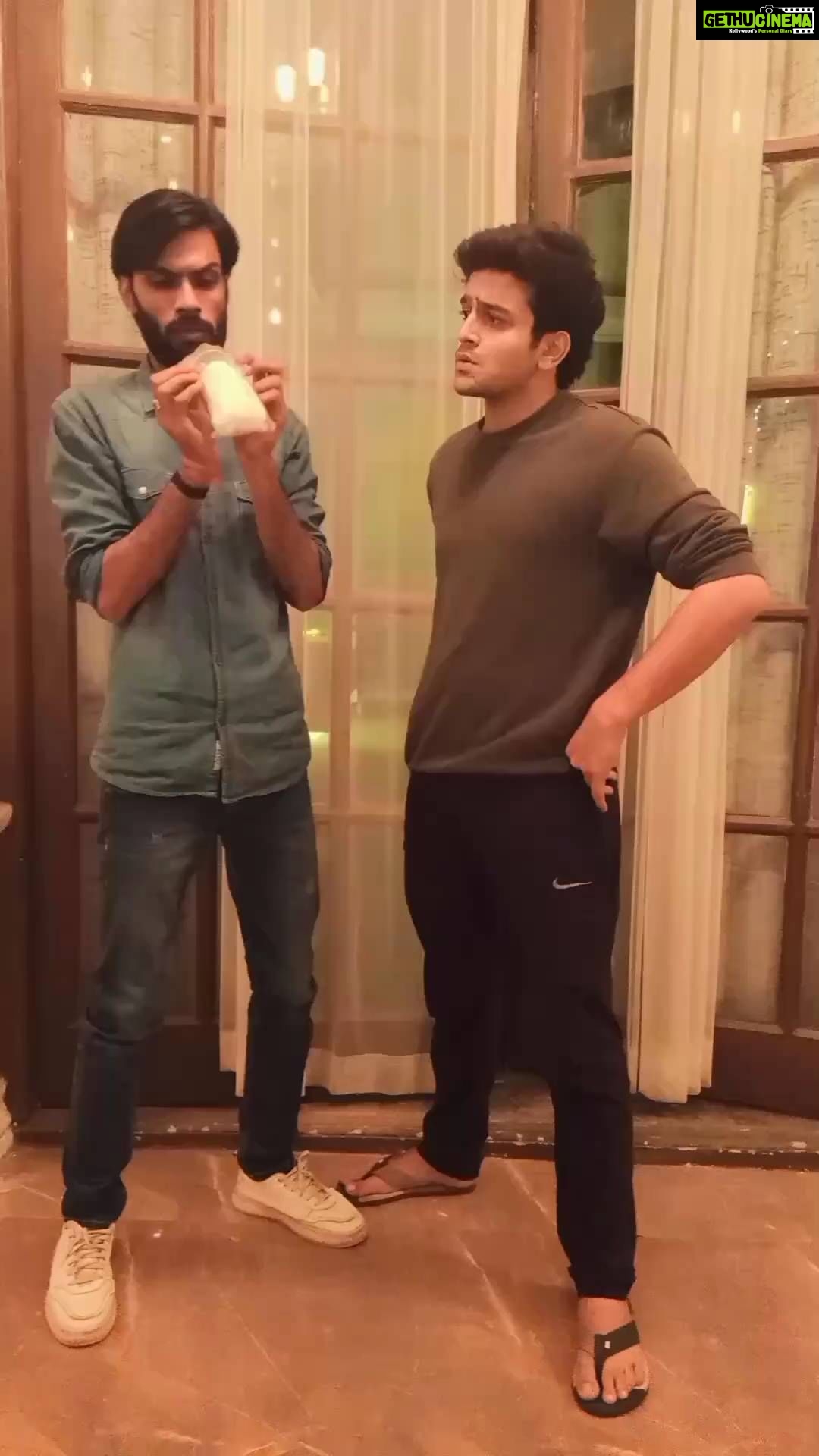 Pravisht Mishra Instagram - Gaanja.. heroine ka business karte hai♥️ #aniketindoriya #pravishtmishra #actorlife #bollywood #cinema #love #Respect #yuvaan #bannichowhomedelivery #starplus #comedy #attampt #trending #trendingnow #reelkarofeelkaro #onset #filmcity #mumbai