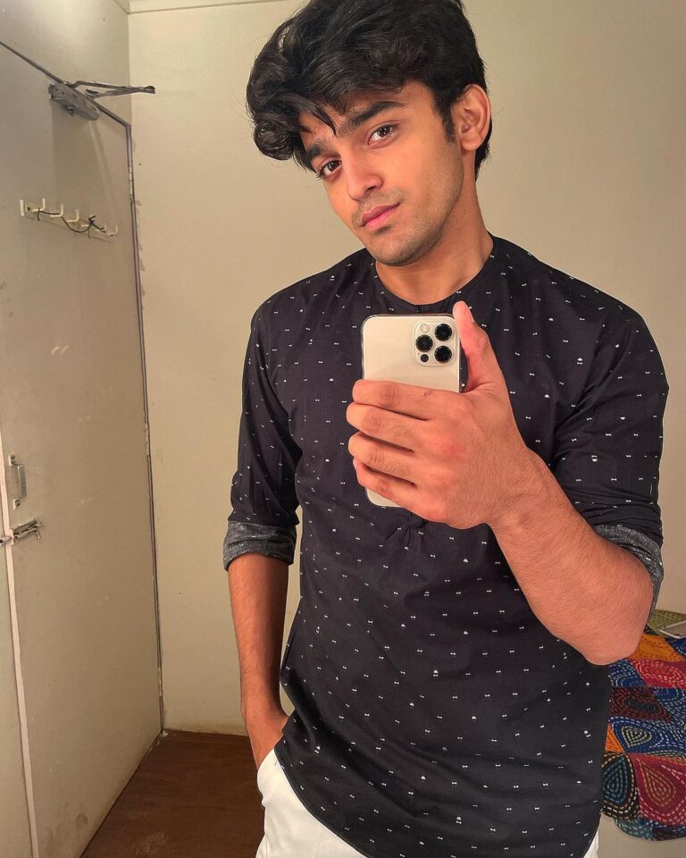 Pravisht Mishra Instagram - Birds born in a cage think flying is an illness! Was trying to figure out ways to hold the phone when trying to take a mirror selfie🙈