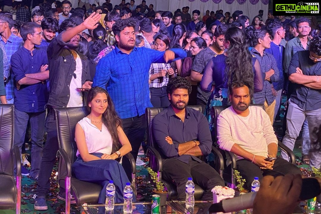 Preethi Asrani Instagram - #osmaniamedicalcollege You guyz Rockk!! ♥️♥️ Posted @withrepost • @sureshproductions Actors @simhakoduri, @thepreethiasrani & Director @sathishtripura at an interaction with students of Osmania Medical College! ✨ #DongalunnaruJaagratha in Cinemas this Friday 🚘 #DLJOnSep23 @i_am_samuthirakani @bhairavudu @gurufilms1 @manzarstudios @yeshhuz @garrybh1988 @nadikudikargandhi @sunitha.tati @chhitra_subramaniam @asuraa6666