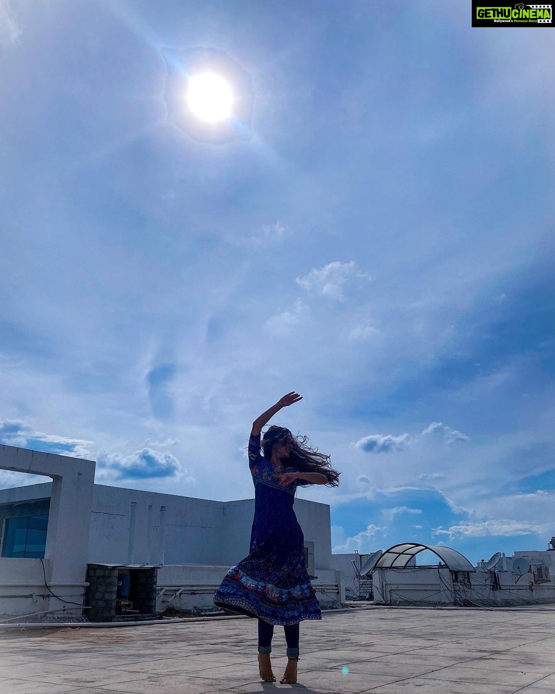 Preethi Asrani Instagram - No matter what colour is your sky, Be fearlessly alive! 🦋🕊 . . #मनday📿