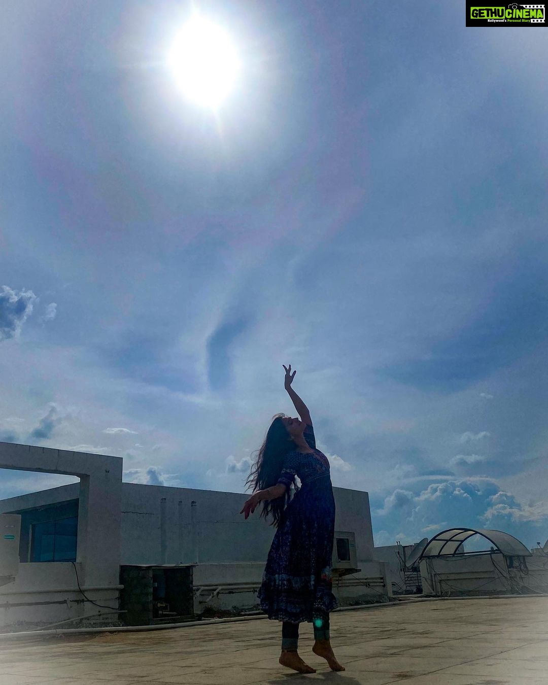 Preethi Asrani Instagram - No matter what colour is your sky, Be fearlessly alive! 🦋🕊 . . #मनday📿