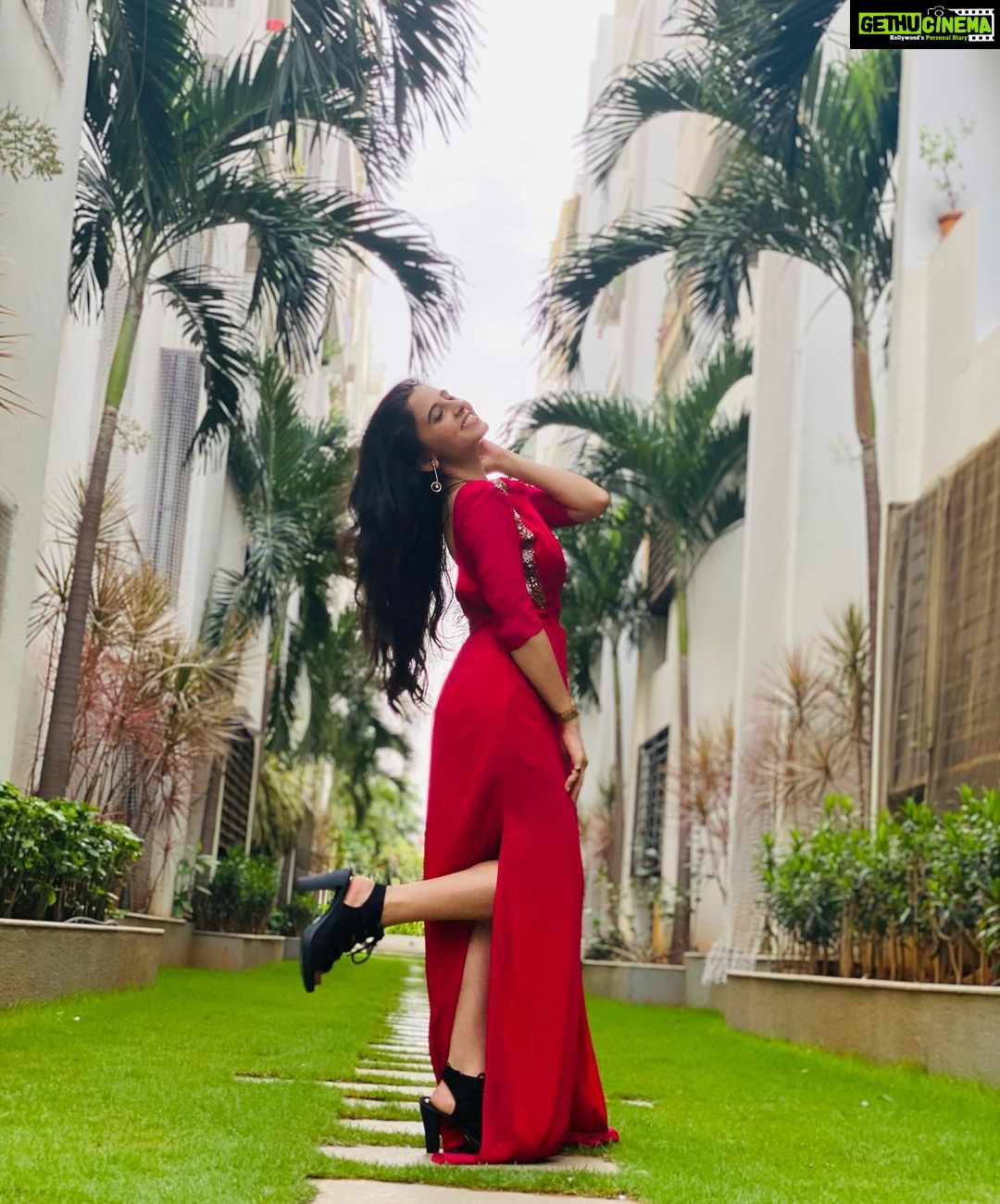 Preethi Asrani Instagram - Rêvasser ♥️🦢 . . Outfit : @romaneecontirs ✨