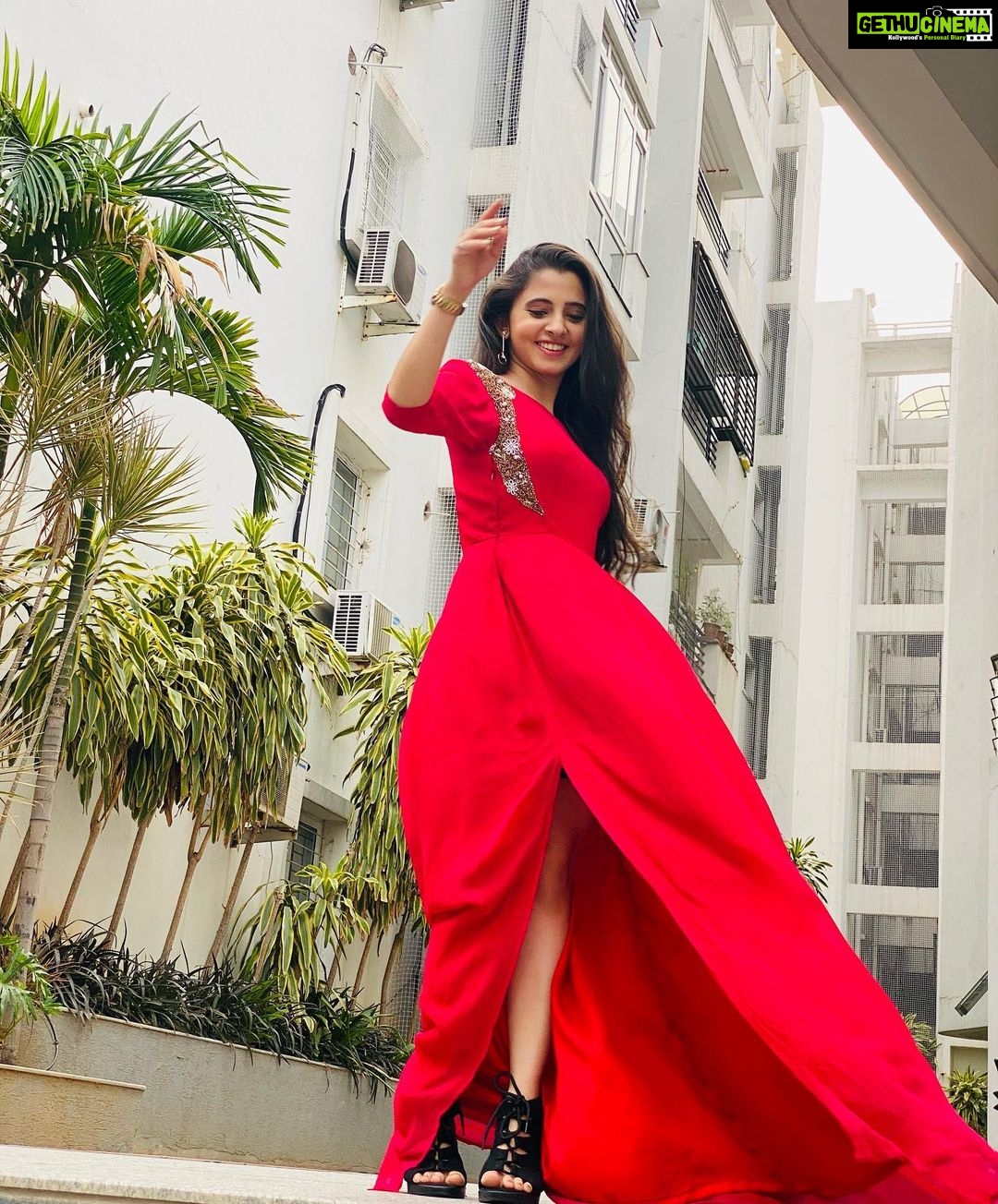 Preethi Asrani Instagram - Rêvasser ♥️🦢 . . Outfit : @romaneecontirs ✨