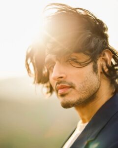Priyank Sharma Instagram - 📸 : @siddhant_singhvi 
@_eye.for.beauty_ 
@storytellers_management ement 
Make up : @staybeautiful_deviya 
Hair : @jmagic_hair