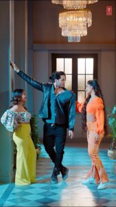 Priyank Sharma Instagram - Girls, it’s your turn now to enjoy yourself to the fullest! Because why should boys have all the fun?
#OSajna out now, tune in.

#tseries @tseries.official #BhushanKumar @nehakakkar @priyanksharmaaa @dhanashree9 @tanishk_bagchi @jaani777 #LalitSen @vijaya_kriti @castingchhabra